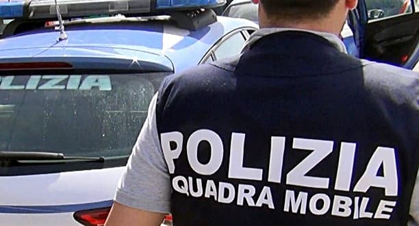 Cocci di vetro sul volto e lo rapina di 700 euro, arrestato a Genova