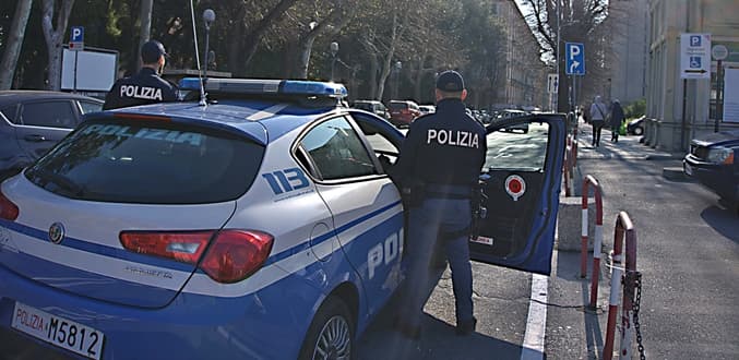 Prima il furto poi si scaglia contro gli agenti, arrestato in corso Viglienzoni a Savona