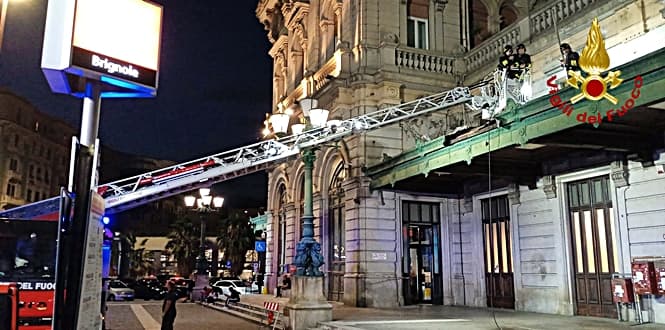 Fiamme alla tettoia d’ingresso della stazione di Brignole a Genova