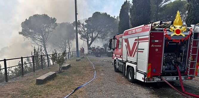 Incendio sul Monte Moro a Genova, da ieri mattina alla notte