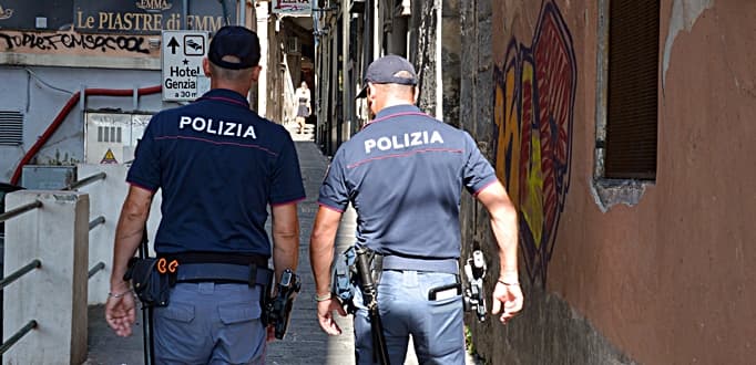 Tre denunce nel centro storico in via Gramsci a Genova