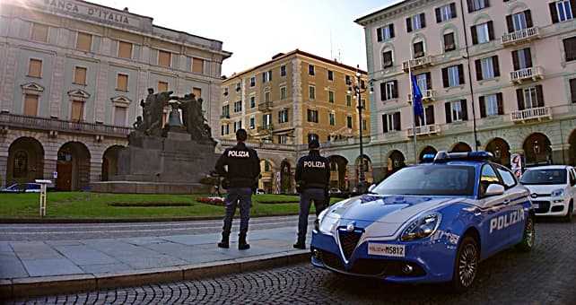 Savona colpisce un passante con un tubo e poi minaccia gli agenti, 40enne arrestato