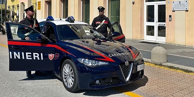 Spacca il finestrino di una Porsche Macan e ruba all’interno, arrestato nel Ponente savonese