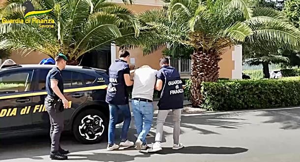 Savona spacciatore arrestato, sequestrati 250 gr di droga e 23mila euro – VIDEO