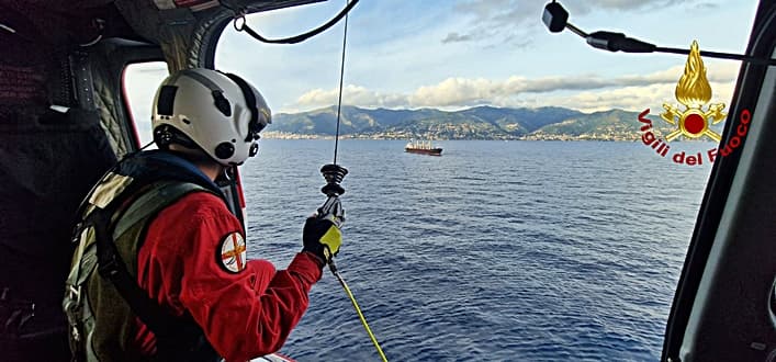 Soccorso su nave al largo di Genova Nervi, intervento elisoccorso Drago codice rosso