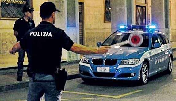 Arrestato con 2 etti di droga, 23enne colpisce gli agenti a Genova