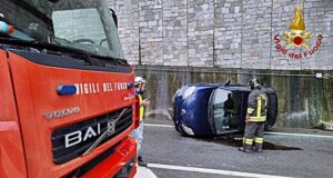 Auto ribaltata allo svincolo Genova Bolzaneto 03