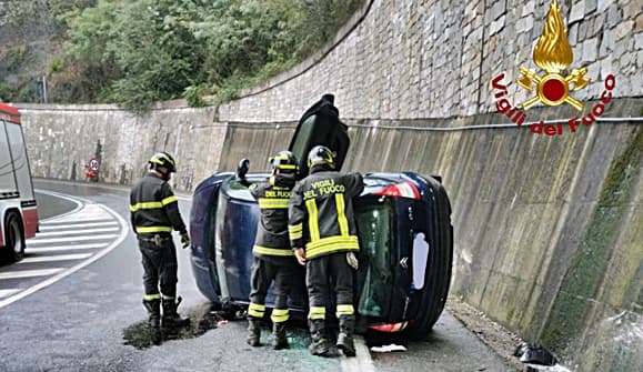 Auto ribaltata allo svincolo Genova Bolzaneto, 30enne in codice giallo