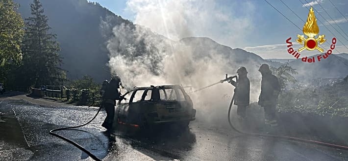 Brucia auto a Davagna nell’entroterra genovese, intervento Vigili del fuoco