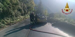 Brucia auto a Davagna Genova 3