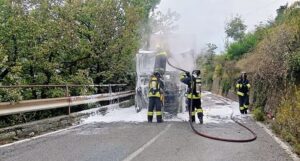 Brucia su autoarticolato a Genova Borzoli 1