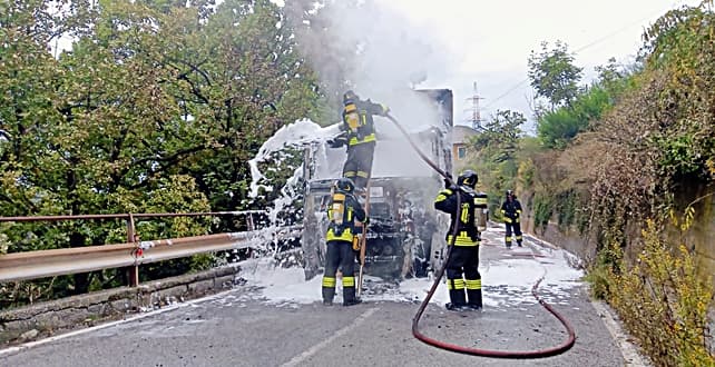 Brucia autoarticolato a Genova Borzoli, intervento Vigili del fuoco