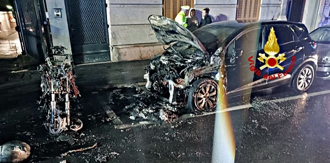 Brucia uno scooter e la vettura accanto in via Sa Martino a Genova