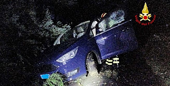 Auto fuori strada a Campomorone, intervento Vigili del fuoco