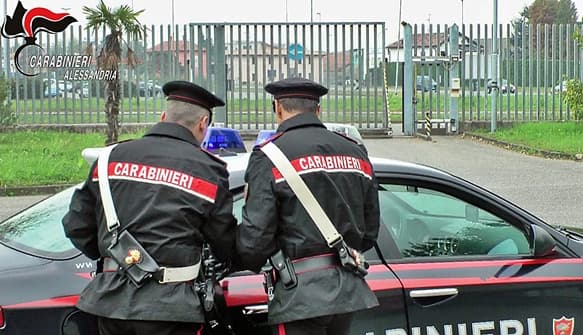 Rapina un negozio e prende a pugni la direttrice, 17enne arrestato ad Alessandria