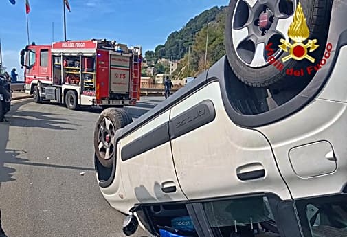 Si ribalta con l’auto a Voltri, 67enne al pronto soccorso locale