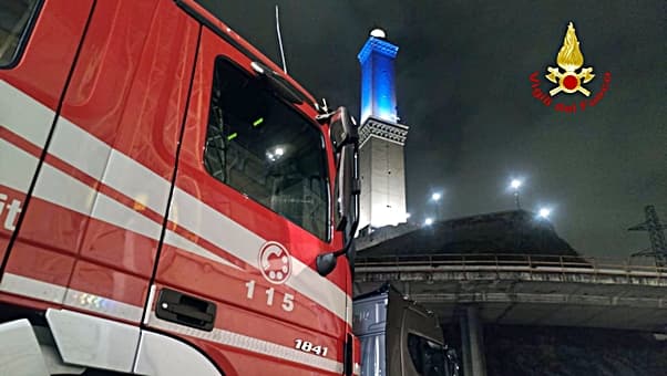 Incendio a cabina elettrica sotto la Lanterna di Genova