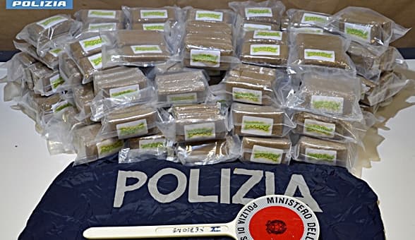 Passa la frontiera di Ventimiglia con 22.5 chili di droga, arrestato