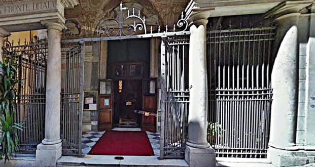 Genovese ruba 60 ceri nella chiesa di piazza della Maddalena, arrestato