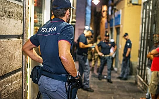 Controlli nei caruggi, 26enne arrestato in vico Mele a Genova