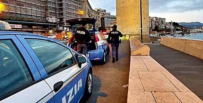 Savona beccato dalla Polizia getta via la cocaina, 43enne arrestato