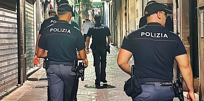 Strappa la collanina ad un coetaneo, 25enne arrestato a Genova