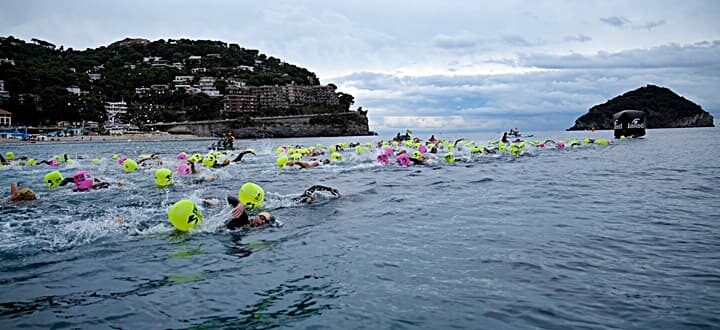 Savona Swimtheisland nel Golfo dell’Isola con 2800 nuotatori da 18 Paesi