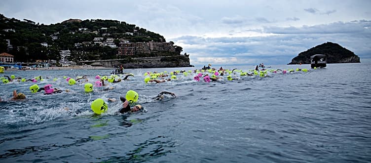 Savona Swimtheisland nel Golfo dell’Isola con 2800 nuotatori da 18 Paesi