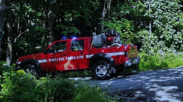 Auto in bilico sul pendio a Stella Corona, intervento Vigili del fuoco di Sassello e Varazze