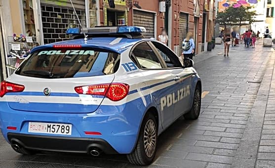 Scoperta casa di appuntamenti a Genova Sestri, sorprese 3 donne e clienti