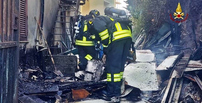 Accende un fuoco nel cortile a Genova Cornigliano, ferito e… denunciato