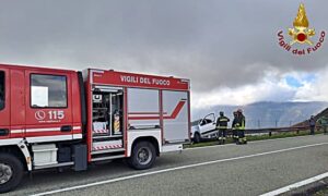 Auto in bilico sul Passo del Faiallo 1