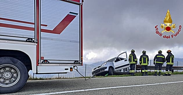 Auto in bilico sul Passo del Faiallo, intervento dei Vigili del fuoco