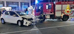 Frontale tra due auto in via Prà a Genova 7