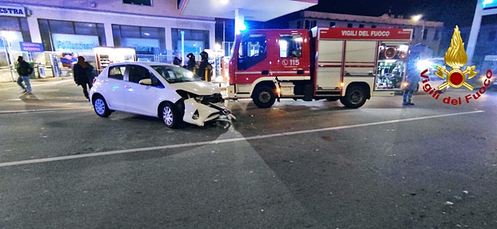 Frontale tra due auto in via Prà a Genova