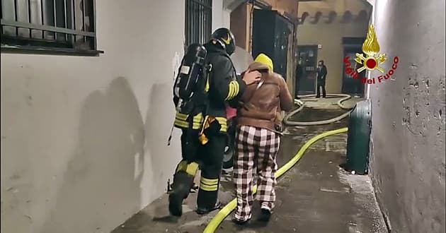 Incendio in piazza Truogoli nei caruggi di Genova – VIDEO