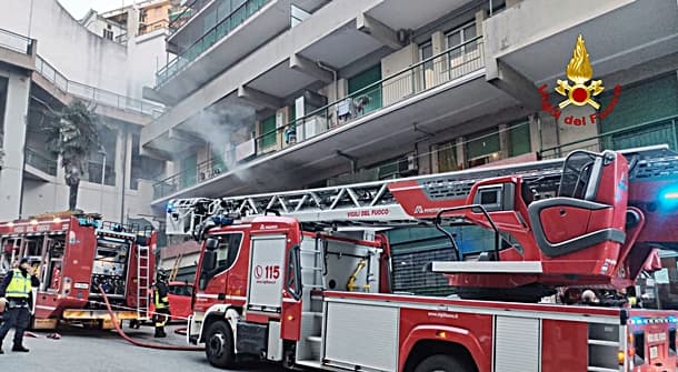 Incendio in via Vesuvio a Genova, evacuata la palazzina, 9 persone in ospedale