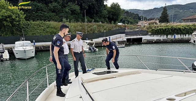 Operazione contrabbando e sequestro yacht di 22 metri a La Spezia