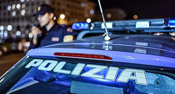 Coppia con cane distrae passante e gli ruba il cellulare, arrestati a Genova