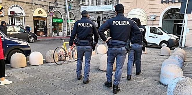 Forza la finestra ed entra per rubare in un ristorante, 51enne arrestato a Genova