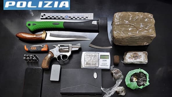 Savona 52enne con droga e armi, arrestato dalla Polizia di Stato