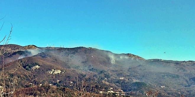 Incendio Alpicella verso la bonifica, operatori da tre notti tra le fiamme – VIDEO