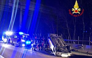 Auto cappottata sulla A7 verso Bolzaneto 1