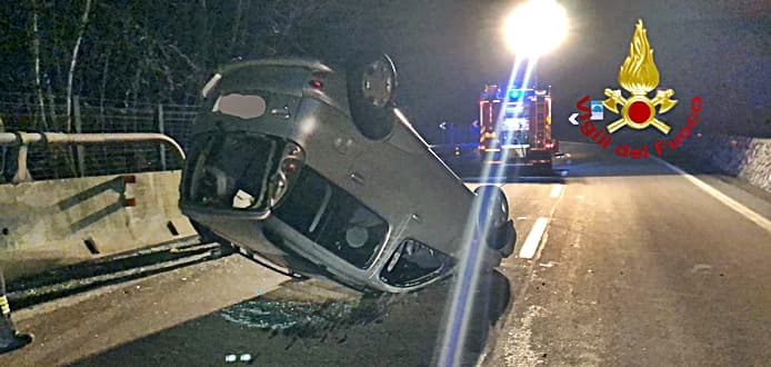 Auto cappottata sulla A7 verso Bolzaneto, ferito in codice giallo