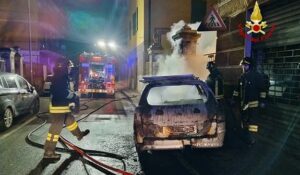 Auto contro cancello e prende fuoco a Genova 1