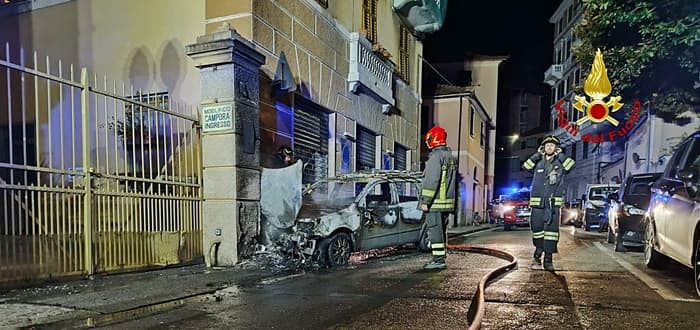 Auto contro cancello e prende fuoco a Pontedecimo, conducente in codice giallo