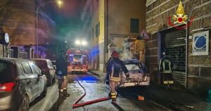 Auto contro cancello e prende fuoco a Genova 3