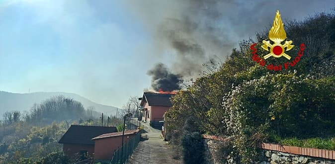 Fiamme in una abitazione a Genova Sant’Olcese, danni ingenti