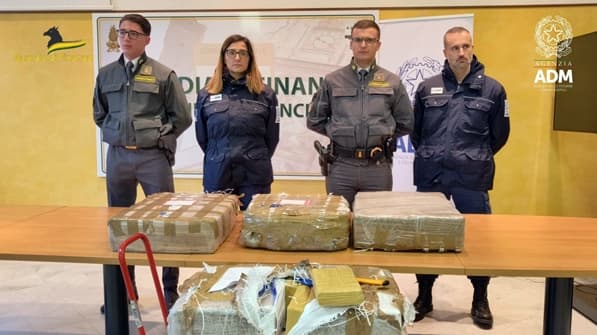 Colpo della Finanza, sequestrati oltre 2 quintali e mezzo di cocaina a Genova – VIDEO