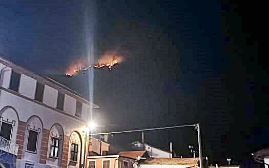 Incendio nella notte ad Alpicella alimentato dal vento forte